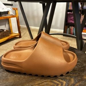 Yeezy slides in Flax